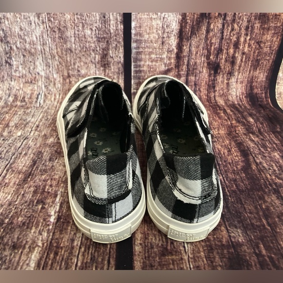 Gypsy Jazz | Black & White Plaid Canvas Shoes - Picture 3 of 10